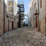 Adiacente al �Carit�� si trova chiasso Elia...